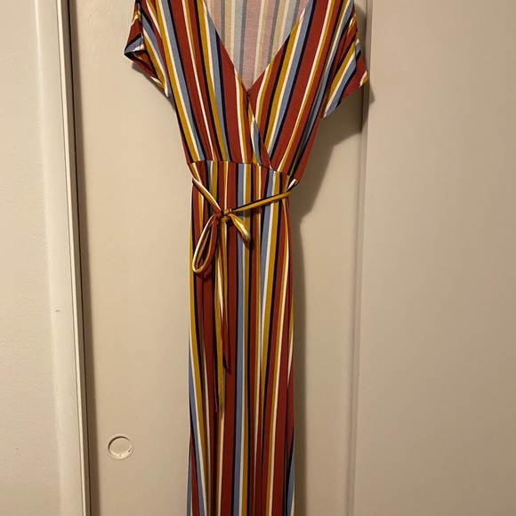 A few loose threads. See photos. Good used - Picture 5 of 10